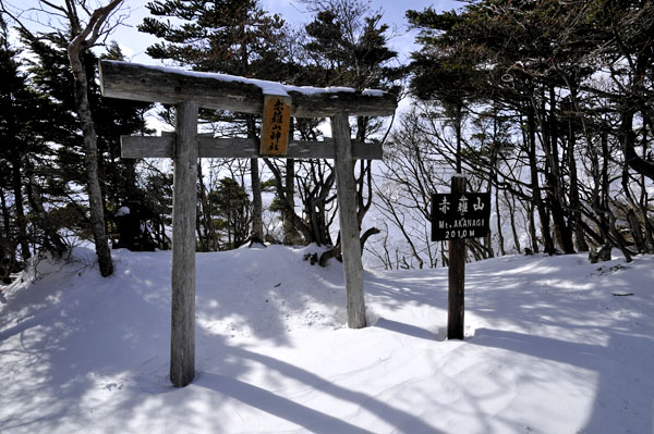 赤薙山頂上。小さな神社がまつられています