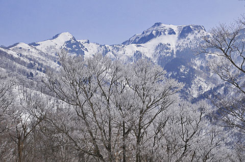 右は上州武尊・剣が峰山。剣が峰山の向こう側は川場スキー場