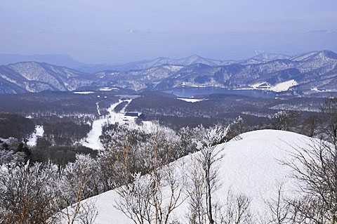 すぐ下は「たんばらスキーパーク」、湖は玉原湖（ダム）