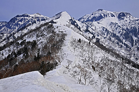 左は上州武尊最高峰・沖武尊、右が剣が峰山