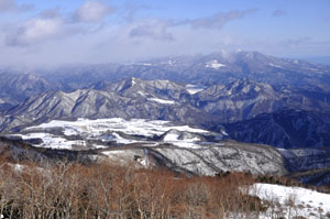 那須連山方面。「強い冬型の気圧配置」という日はだいたいこんなもんです