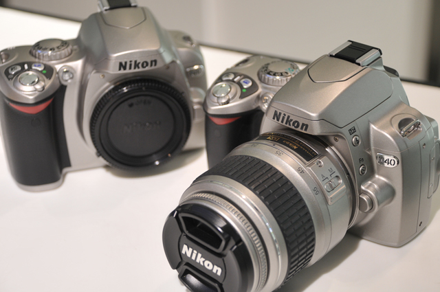 在庫有り お買い得 Nikon D40 レンズキット silver - デジタルカメラ