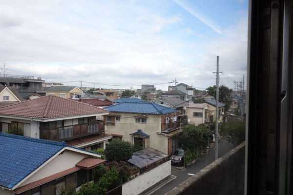 車内から山側をみる