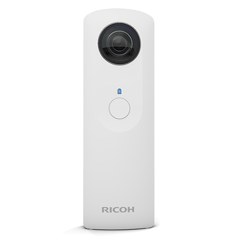 %>  全天球カメラ、こんなに小さく気軽に取れる。360度死角なしのカメラ。  その名も「RICOH THETA」  全天球カメラと言うと大きくて複雑で、撮影するのが難しい特殊なカメラといったイメージがあったのですが、 発表されたカメラ写真を見ると、白いボディに三つのボタン。 そして、突き出た二つのレンズ。  スタンリー・キューブリック監督の映画「2001年宇宙の旅」に出てきそうな近未来的なデザイン。  このカメラを見ると、頭の中にはR・シュトラウスの「ツァラトゥストラはかく語りき」が流れてきます。  