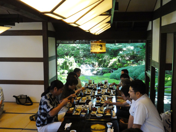 お話しをしながら昼食