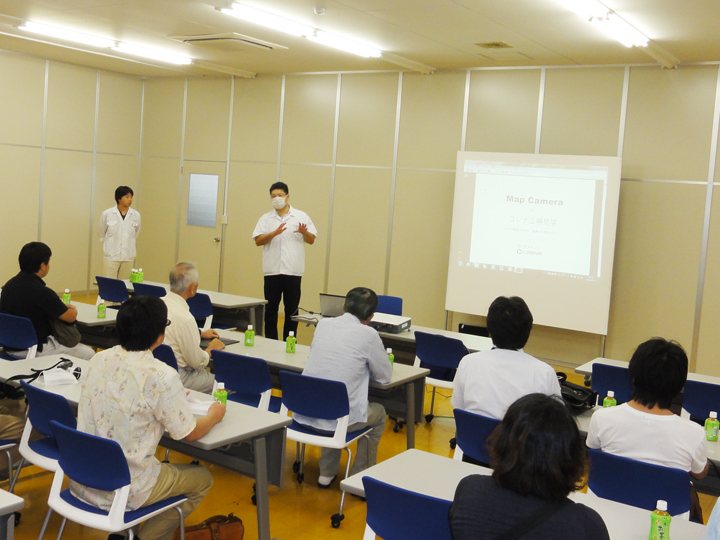 会議室での説明